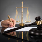 Adwokat to prawnik, jakiego zobowiązaniem jest doradztwo wskazówek z kodeksów prawnych.